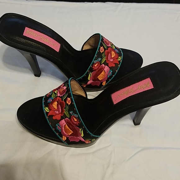 Betsy Johnson Janika Sandles - Picture 4 of 8